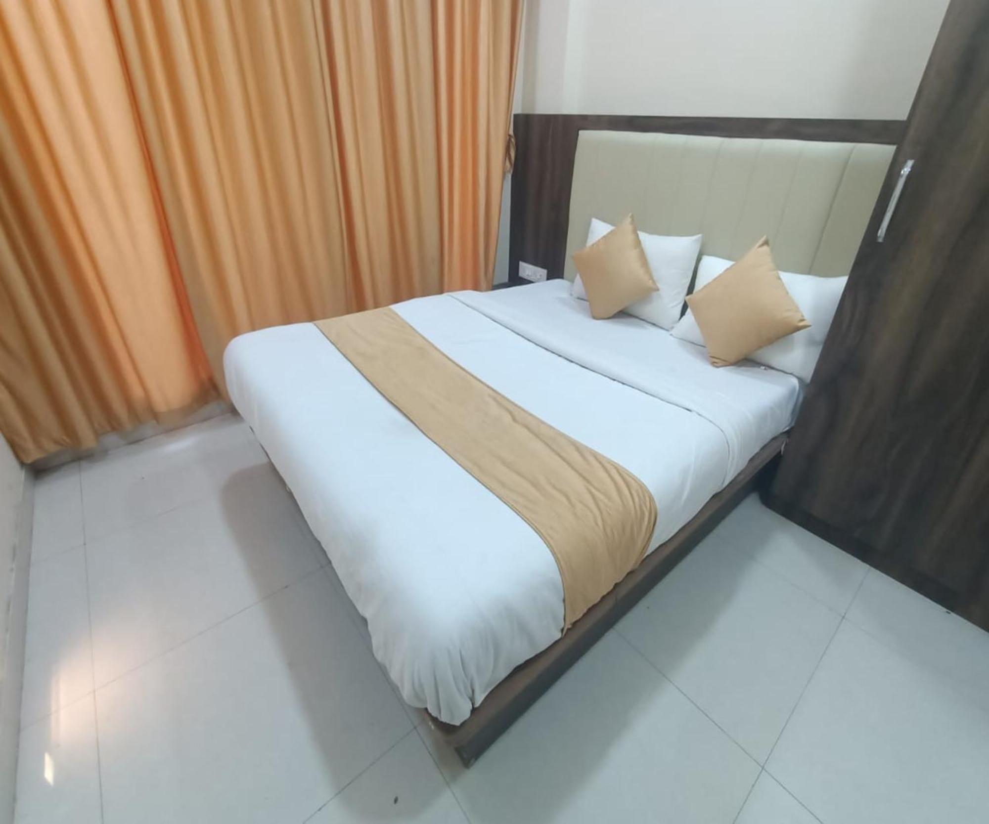 Hotel Om Sai 纳威孟买 外观 照片