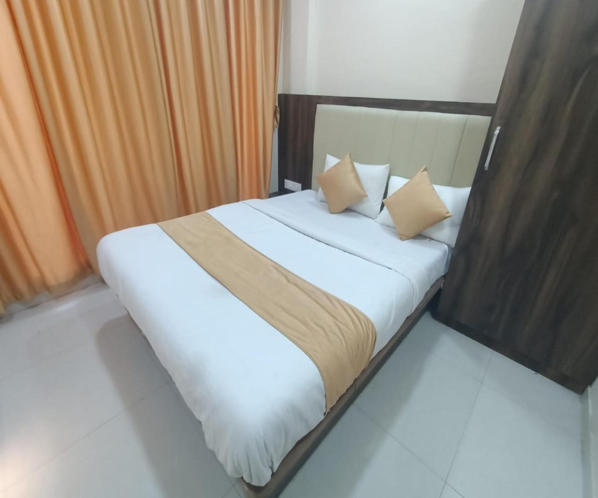 Hotel Om Sai 纳威孟买 外观 照片